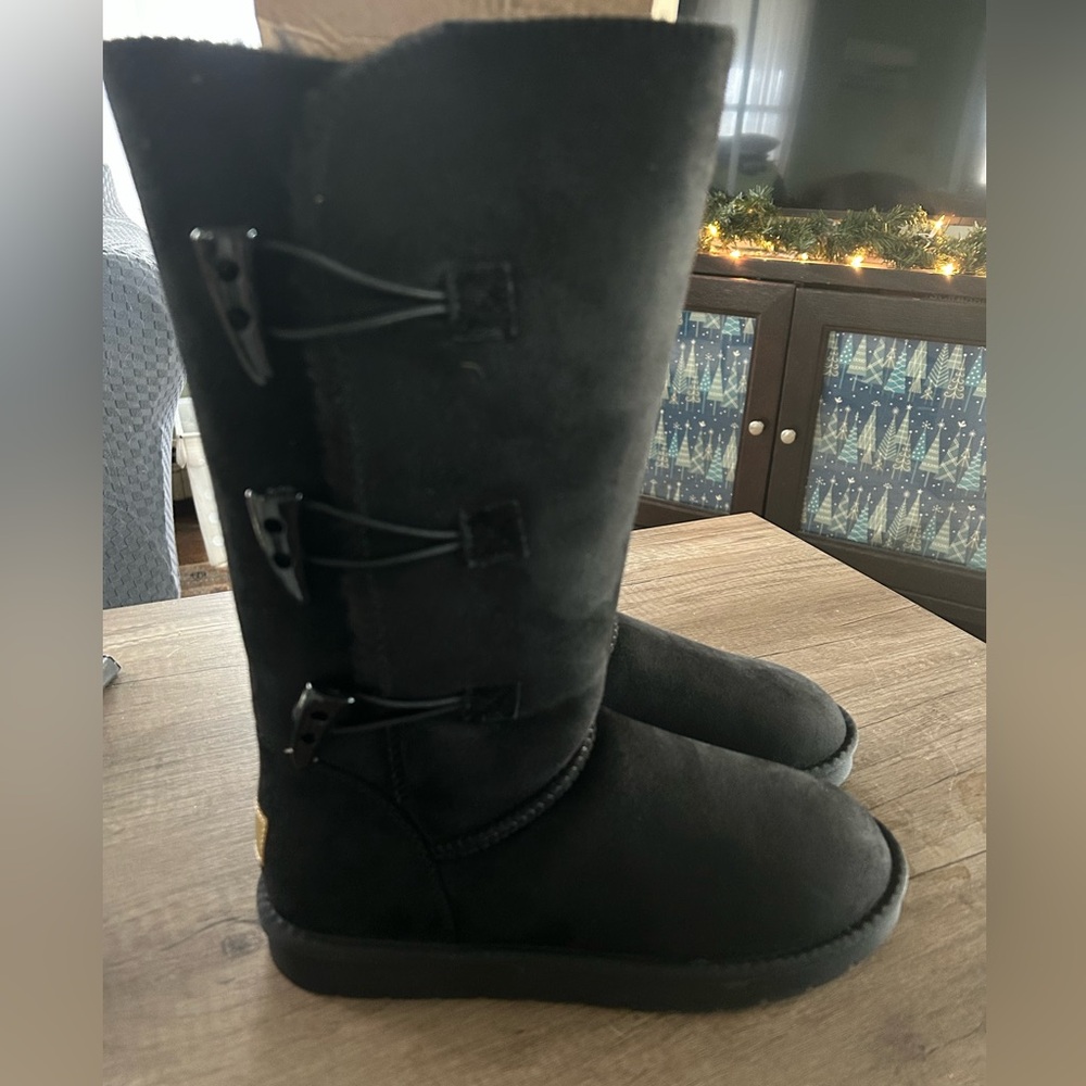 Camel Crown high, warm & fuzzy boots with button fasteners